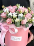 "Пионовидная кустовая роза, лизиантус и эвкалипт в шляпной коробке нежного оттенка" – Фото 3