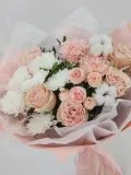 "Нежный бело-розовый букет с розами, хризантемой и диантусами Валентина" – Фото 0