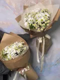 "Весенний букет из хризантем и матрикарии" – Фото 1