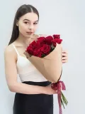 "Розы красные 11 бутонов в крафте" – Фото 3