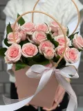 "Розовые кустовые розы в сумке" – Фото 0