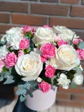 ""Белые розы с коробке с зеленью эвкалипта"" – Фото 0