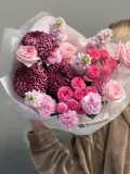 "Авторский букет с маттиолой и кустовыми пионовидными розами" – Фото 2