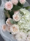 "Авторский белоснежный букет с гортензией, кустовой розой и хризантемой" – Фото 2