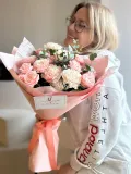 "Букет на День матери для мамы из кустовой розы и диантусов " – Фото 0