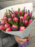 "Яркий букет из 19 пионовидных тюльпанов с лавандой" – Фото 0