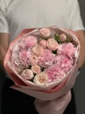 "Зефирный букет из сортовых диантусов и кустовой пионовидной розы" – Фото 1