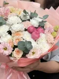 "Сборный букет с хризантемой, кустовой розой и эустомой" – Фото 2