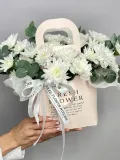 "«Альпийское сияние» композиция из белоснежных кустовых хризантем и эвкалипта" – Фото 2