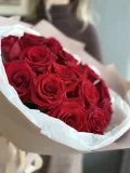 "Красные розы классический букет в пышной упаковке" – Фото 4