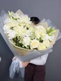 "Букет «Напоминание о лете» (Французские белые розы, ромашки, лизиантус)" – Фото 1