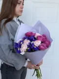 "Яркий букет с ирисами, диантусами и Пионовидной Розой" – Фото 2