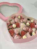 "клубника и малина в шоколаде, коробка в виде сердца" – Фото 1