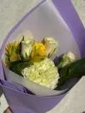 "Букет с белыми розами, альстромерией и хризантемой" – Фото 1
