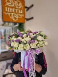 "Композиция из белых кустовых роз и статицы" – Фото 2