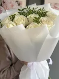 "Букет белоснежных белых роз с веточками фисташки" – Фото 2