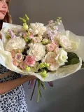 "Ажурный букет с пионовидными розами и ароматной маттиолой" – Фото 1