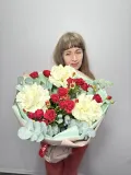 "Букет из белой французкой розы с кустовой розой и эвкалиптом" – Фото 1