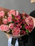 "Букет с альстромерией и кустовой розой" – Фото 2