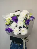 "Облако с хризантемами и фиолетовой махровой эустомой" – Фото 0
