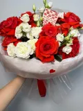 "Авторский букет (французские красные розы, эустома, кустовая пионовидная роза)" – Фото 2