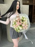 "Букет из белых и розовых кустовых роз" – Фото 3