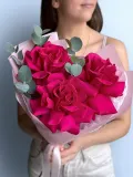 "Яркий букет комплимент французские розы и эвкалипт" – Фото 0