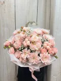 "Букет из кустовой пионовидной розы, кустовой хризантемы, гипсофилы и хлопка Облако нежности " – Фото 0