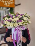 "Композиция из белых кустовых роз и статицы" – Фото 0