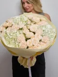 "Пастельный букет из кустовых пион роз и гвоздик" – Фото 0
