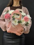 "Цветы в сумочке с хризантемой, эвкалиптом и диантусом" – Фото 3