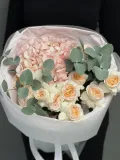 "Сборный букет с гортензией и кустовыми розами" – Фото 1