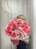 "Букет из кустовой хризантемы гипсофилы и хлопка Гранатовый мусс" – Фото 1
