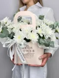 "«Альпийское сияние» композиция из белоснежных кустовых хризантем и эвкалипта" – Фото 0