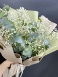"Стильная охапка эвкалипта с гипсофилой в крафт" – Фото 1