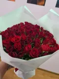 "Букет 51 роза красные в белой упаковке" – Фото 1