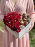 "Сердце с красными розами и клубникой в шоколаде " – Фото 0