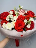 "Авторский букет (французские красные розы, эустома, кустовая пионовидная роза)" – Фото 4