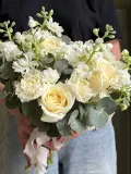 "Букет невесты: белые розы и кустовая маттиола Н25" – Фото 1