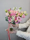 "Букет невесты из розовой эустомы с кустовыми розами" – Фото 1