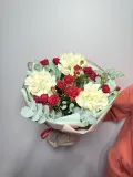 "Букет из белой французкой розы с кустовой розой и эвкалиптом" – Фото 2