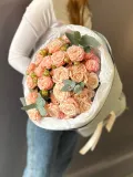 "Букет из кустовой пионовидной розы с эвкалиптом" – Фото 2