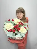 "Букет из белой французкой розы с кустовой розой и эвкалиптом" – Фото 0