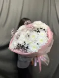 "Букет из хризантемы и розовой гипсофилы" – Фото 0