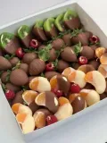 "Киви, клубника и мандарины в белом и молочном бельгийском шоколаде украшенные свежей малиной" – Фото 0
