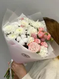"«Гипюр» Букет с кустовыми пионовидными розами,кустовой хризантемой ,хлопком" – Фото 2