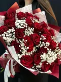 "Букет из 25 красных роз и белой гипсофилы " – Фото 0