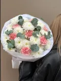 "Авторский букет из хризантем, диантусов и эвкалипта от студии Mnogo Tsvetov " – Фото 0