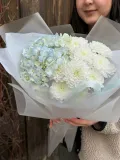 "Авторский букет 💐 голубая гортензия и белые кустовые хризантемы " – Фото 6