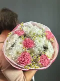 "Пышный букет с диантусами, хризантемами и ромашками" – Фото 1